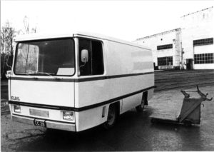 Den elektriske bilen til det norske ELBIL-prosjektet fotografert i 1972 foran Strømmens Verksted, med prøveskiltene CC 28. Foto: DEXTRA Photo, Teknisk museum