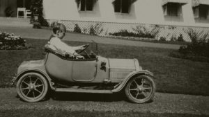 Kronprins Olav i sin elektriske Cadillac på Bygdø Kongsgård. Foto: Det kongelige hoffs fotoarkiv