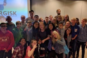 Klasse 9D på Kjellervolla feirer seieren på Researchers’ Night sammen med fysiker Andreas Wahl og klassekontakt Thomas Lytskjold.