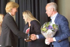Trine Kopstad Berentsen mottok Arena-tildelingen fra statsråd Jan Tore Sanner under en høytidelig tilstelning i Oslo 20. juni. I bakgrunnen statssekretær Dilek Ayhan. 