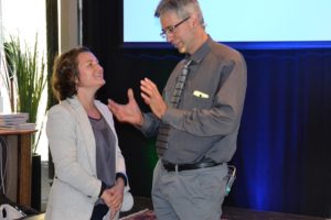 Store, komplekse problemer, som verdens avfalls- og klimautfordringer, krever en nytenking, mener James Grayson, her sammen med Marianne Rist-Larsen Reime.