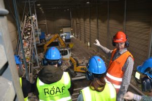 Omvisningen på ROAFs sorteringsanlegg ble ledet av Øivind Brevik.