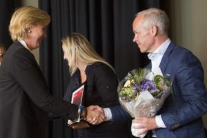 Kunnskapsbyens Trine Kopstad Berentsen gratuleres med den nye Arena-klyngen av kommunal- og moderniseringsminister Jan Tore Sanner. Foto: Tom Hansen, Innovasjon Norge