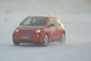 Ringsaker brannvesen i farta, under ekstremtesting av sin nye BMW i3.