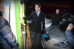 Ordfører Roger Evjen fikk æren av å åpne det nye hurtigladetorget ved Bjørkelangen Senter. I bakgrunnen sees daglig leder Geir Rismyhr i Høland og Setskog Elverk.