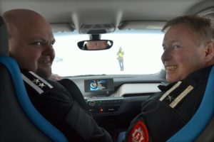Tommy Simensen koser seg bak rattet i Ringsaker brannvesens BMW i3, sammen med kollega Inge Rosenberg. 