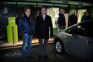 Prosjektleder Snorre Sletvold (t.v.) i Fortum Charge & Drive ser også på muligheten for hurtigladere på Løken. Ordfører Roger Evjen er glad Aurskog-Høland endelig er kommet med på hurtigladerkartet.