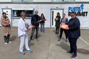 Avdelingssjef Hilde Stømner på Ahus, fysioterapeut Renate Sterud fra Pusterommet og flere sykepleiere fra kreftpoliklinikken fikk fredag 7. mai 100 eksemplarer av boken «Hver dag teller – livet etter kreft» fra Lotta Våde fra Kreftkompasset, kreftoverlever Arne Krogstad og Trine Ullereng i LillestrømBanken.