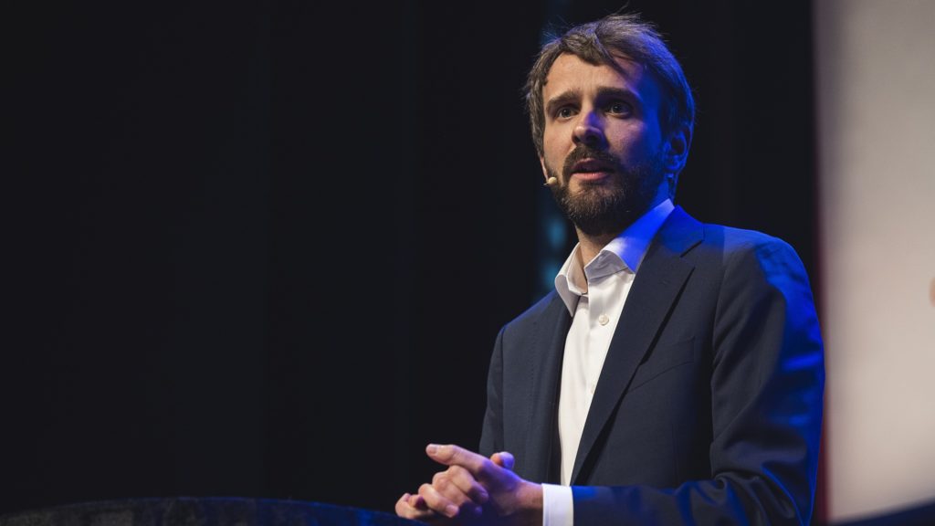 Næringsminister Jan Christian Vestre ber gründere om råd.
