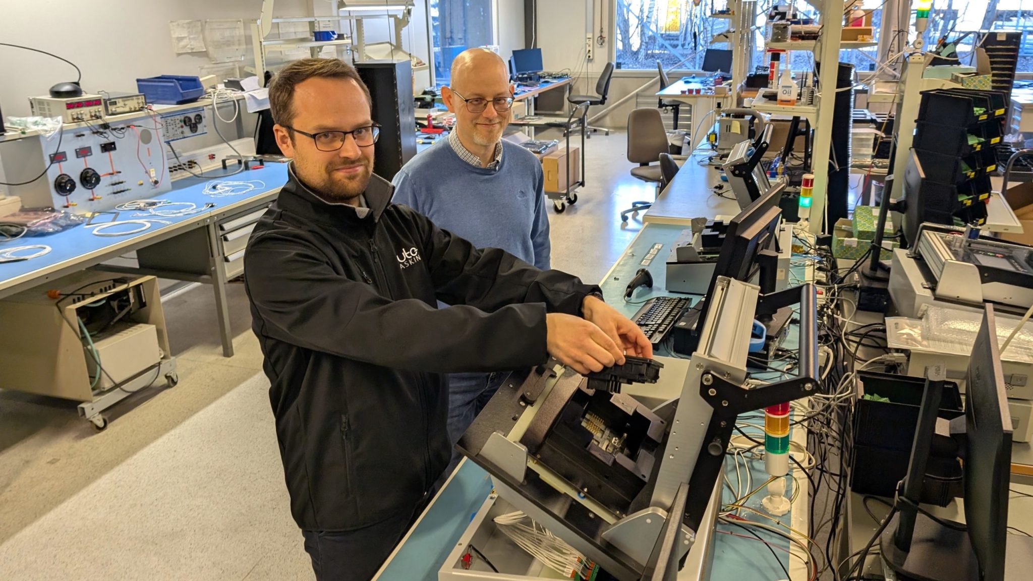 Viser fram Auto-Maskins egenutviklet teststasjon
